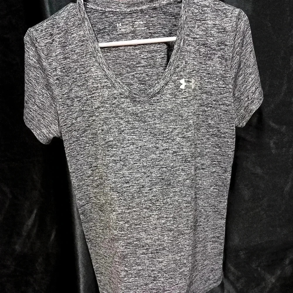 Under Armour Women’s Gray Heather V-Neck Performance Tee